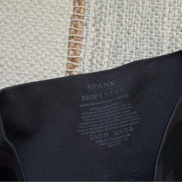 Spanx Seamless Black Camo High Rise Cropped Leggings Women’s Size XS - Picture 6 of 6